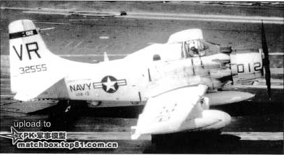 EA-1F降落在小鹰号的甲板上